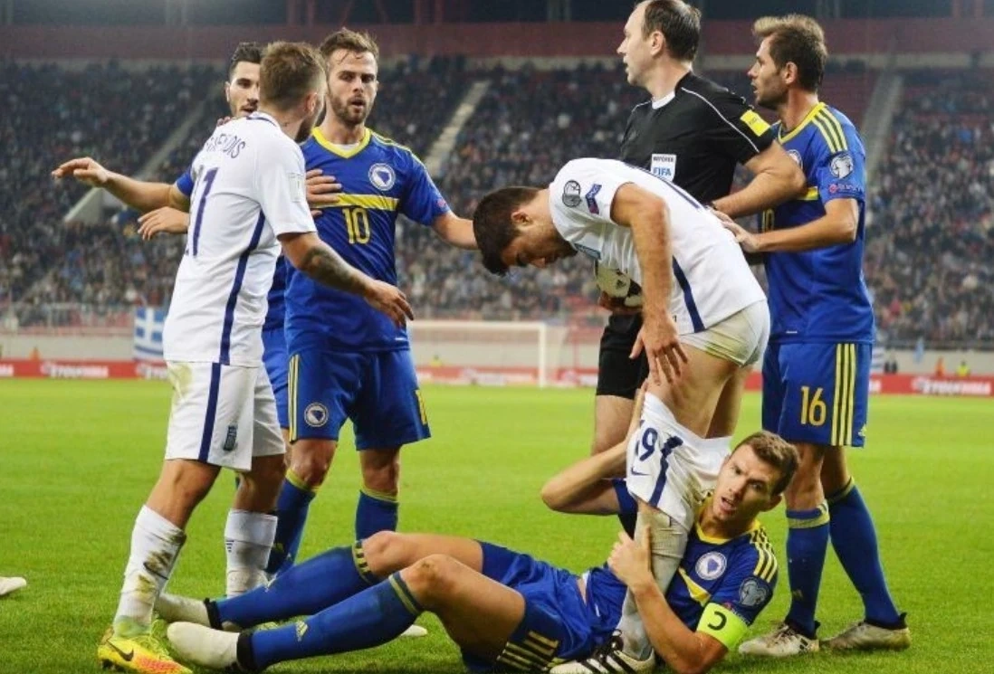 10 thẻ đỏ nổi tiếng trong bóng đá