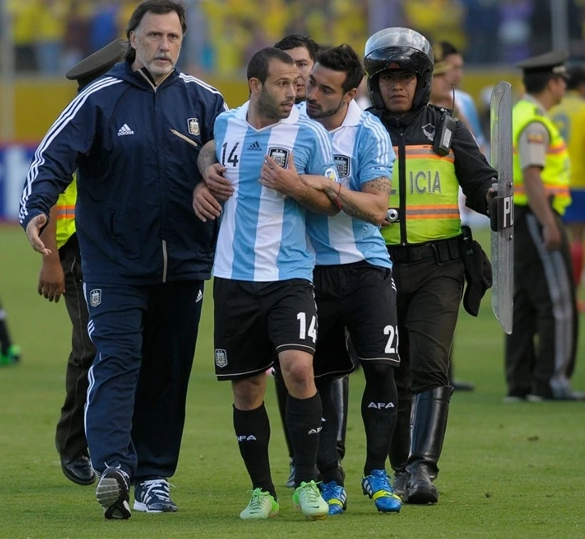 10 thẻ đỏ nổi tiếng trong bóng đá