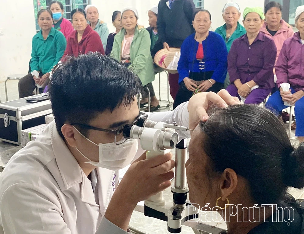 Công an xã Thượng Cốc phối hợp Bệnh viện khám, cấp thuốc miễn phí cho người dân