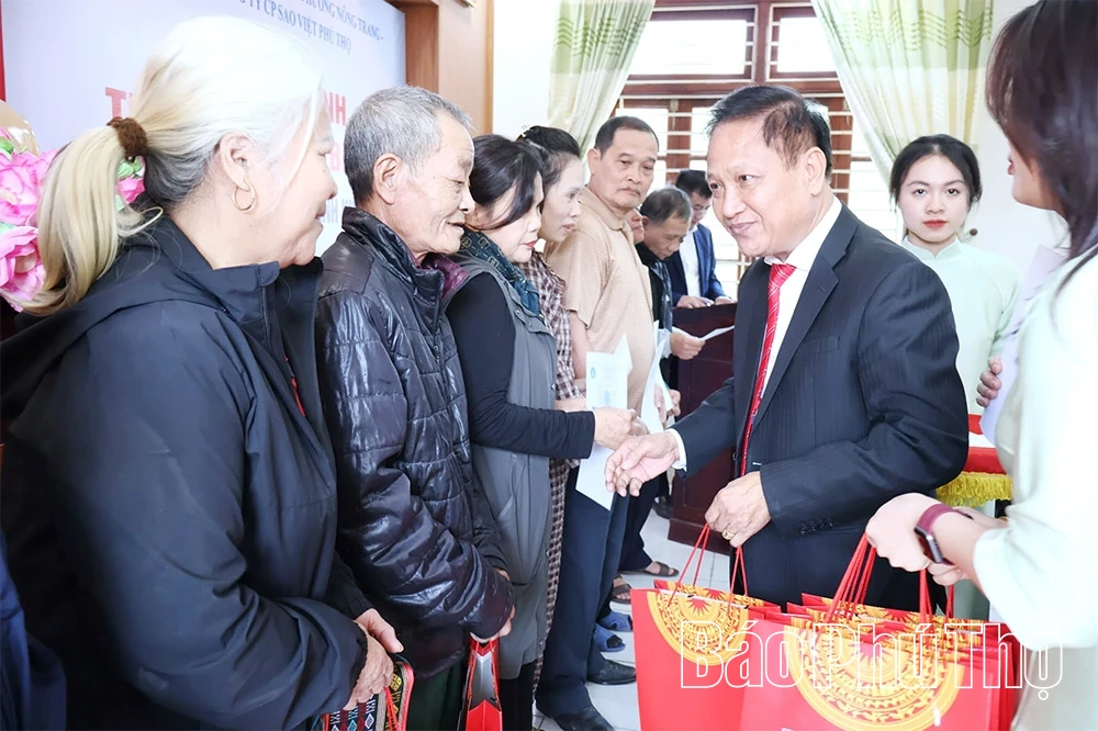 Trao tặng 80 thẻ bảo hiểm y tế hỗ trợ người dân có hoàn cảnh khó khăn