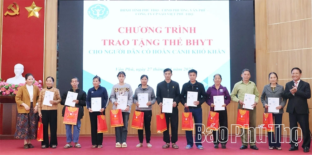 Trao tặng 80 thẻ bảo hiểm y tế hỗ trợ người dân có hoàn cảnh khó khăn