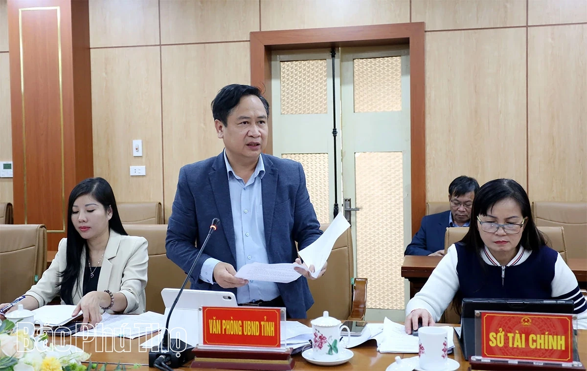 Phó Chủ tịch UBND tỉnh Nguyễn Khắc Hiếu nghe các Sở báo cáo một số dự thảo Nghị quyết, Quyết định, Kế hoạch