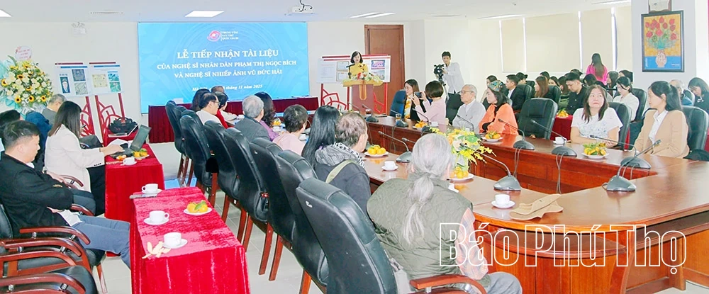 Trung tâm Lưu trữ quốc gia III tiếp nhận tài liệu của nghệ sĩ nhiếp ảnh Vũ Đức Hải