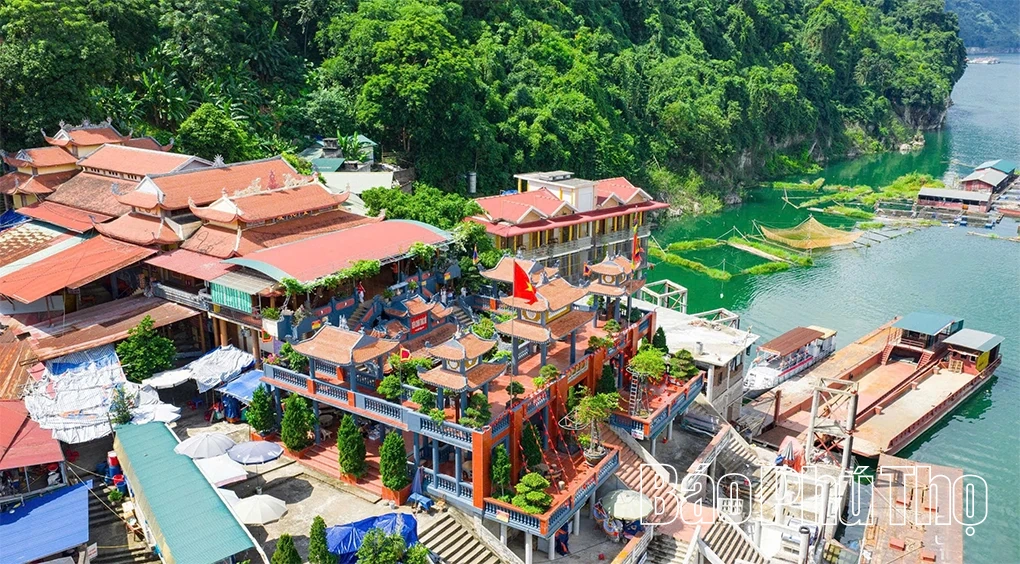 Huyền ảo hồ Hòa Bình