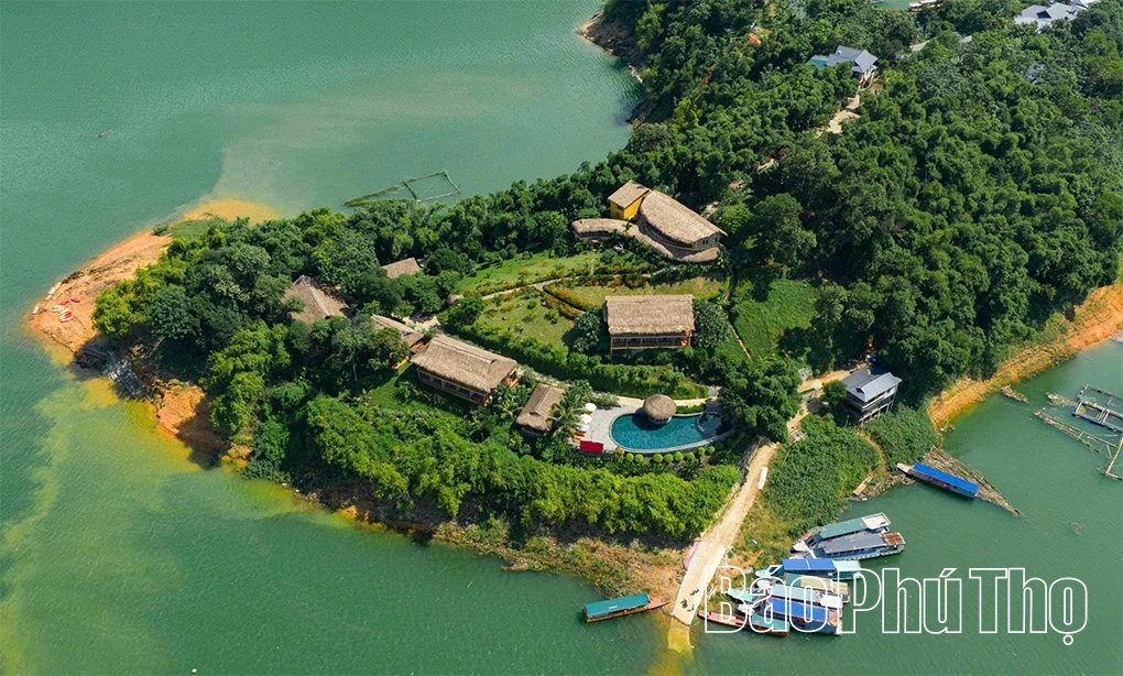 Huyền ảo hồ Hòa Bình