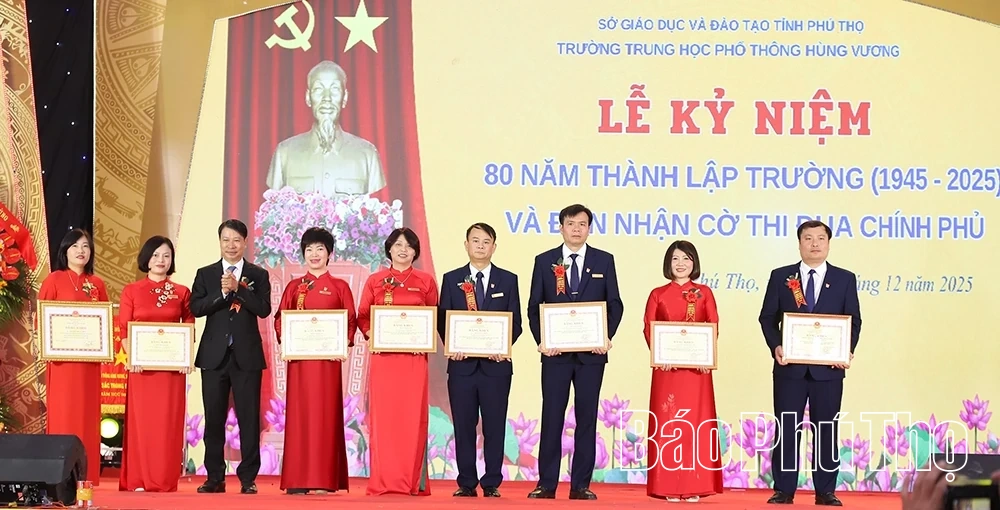 Trường THPT Hùng Vương kỷ niệm 80 năm thành lập và đón nhận Cờ thi đua Chính phủ