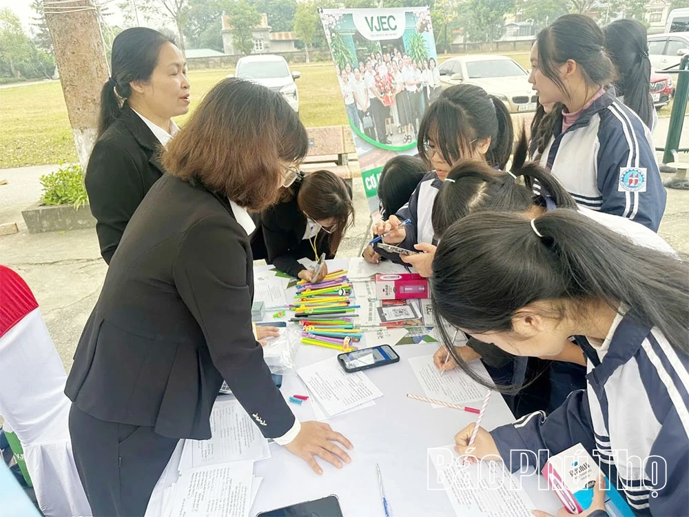 Ngày hội tư vấn việc làm xã Hạ Hòa