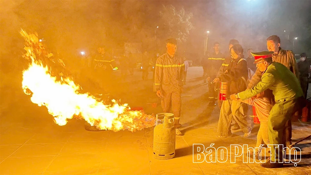 Tuyên truyền, trải nghiệm, thực hành kỹ năng chữa cháy cho người dân