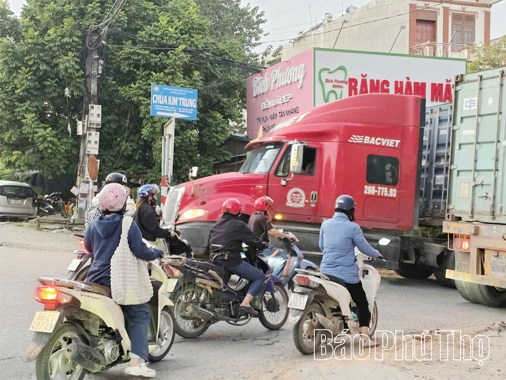Xuất hiện tình trạng ách tắc giao thông tại khu vực đầu cầu Vĩnh Phú