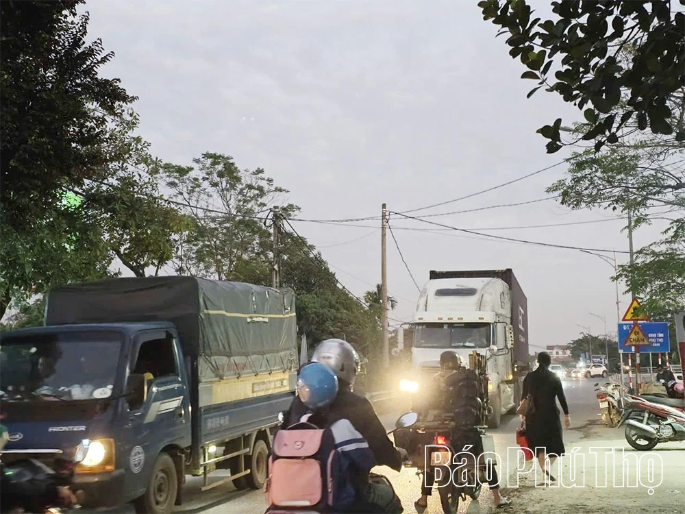 Xuất hiện tình trạng ách tắc giao thông tại khu vực đầu cầu Vĩnh Phú