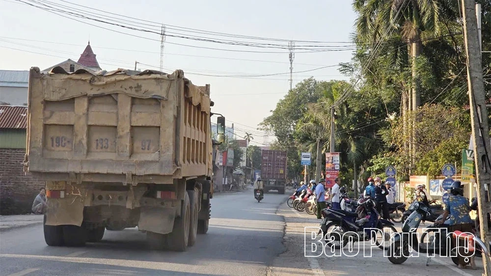 Xuất hiện tình trạng ách tắc giao thông tại khu vực đầu cầu Vĩnh Phú
