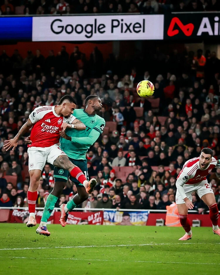 Arsenal thắng nhờ hai bàn phản lưới ở Ngoại hạng Anh