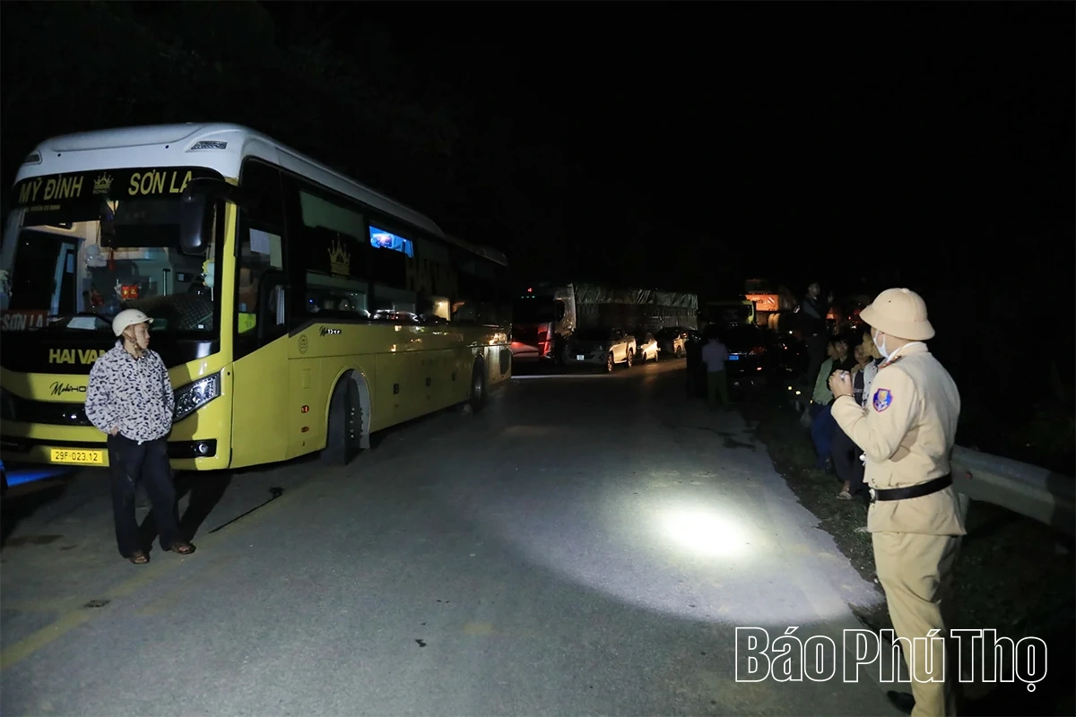 Sạt lở nghiêm trọng trên Quốc lộ 6, đoạn qua xã Mai Châu