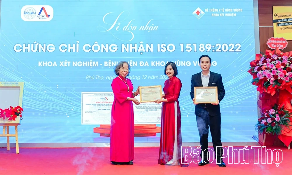 Khoa Xét nghiệm Bệnh viện Đa khoa Hùng Vương đón nhận chứng chỉ ISO 15189:2022