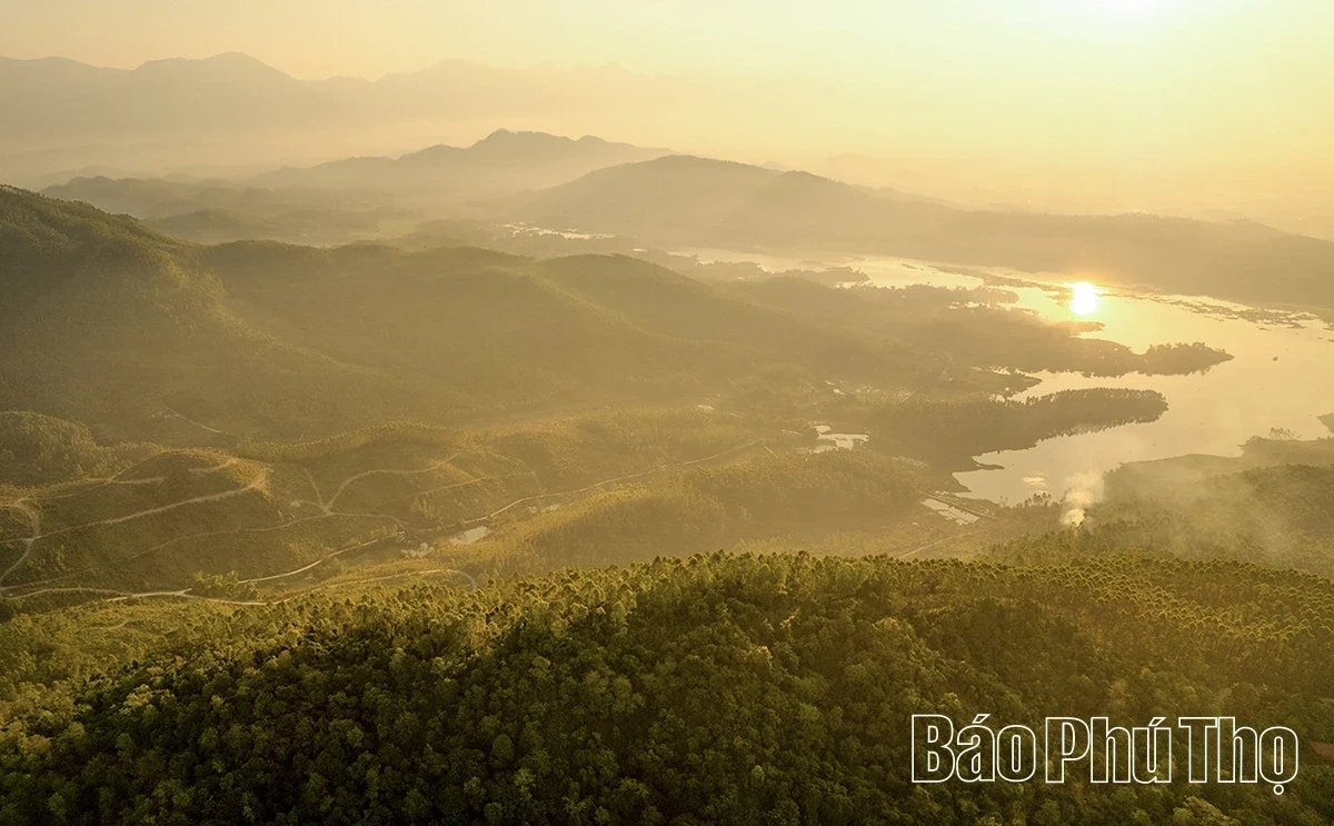 Early Morning Sunshine at Van Truc Lake