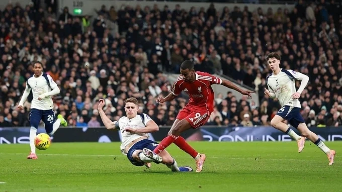Liverpool thắng 9 người Tottenham ở Ngoại hạng Anh