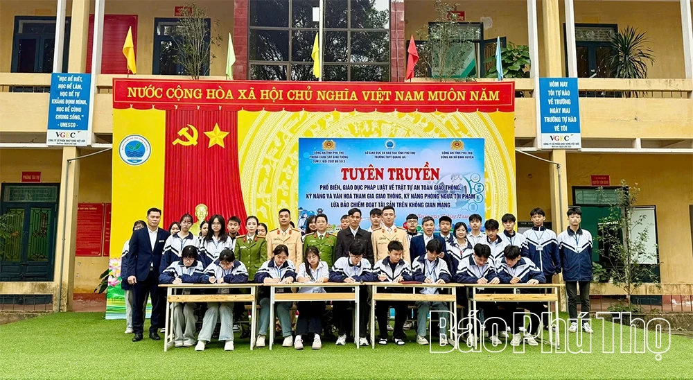 Trang bị kiến thức, kỹ năng về an toàn giao thông và phòng ngừa tội phạm lừa đảo trên không gian mạng cho học sinh