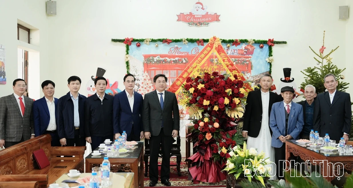 Chủ tịch UBND tỉnh Trần Duy Đông thăm và chúc mừng giáo xứ Thống Nhất