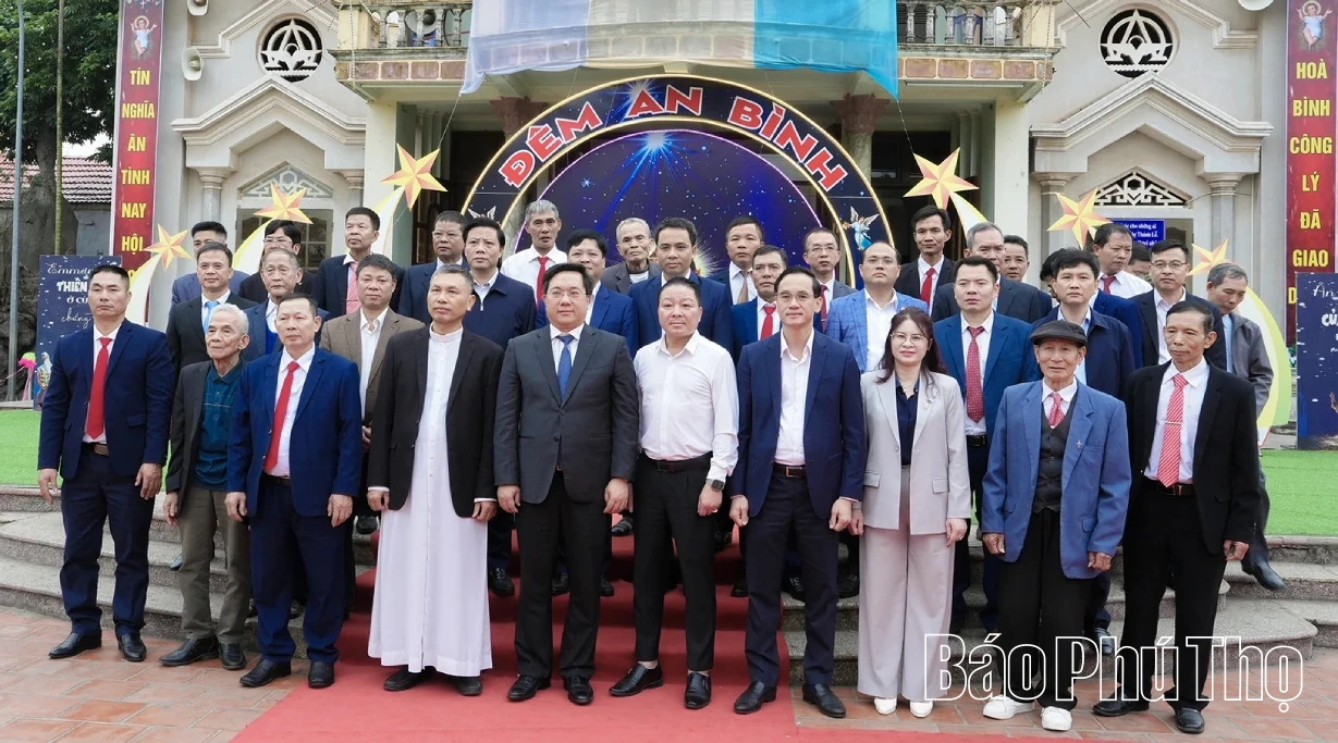 Chủ tịch UBND tỉnh Trần Duy Đông thăm và chúc mừng giáo xứ Thống Nhất