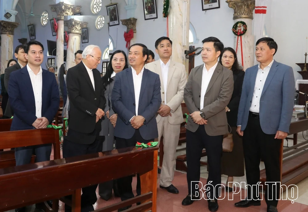 Lãnh đạo tỉnh thăm, chúc mừng Giáo xứ Hòa Bình nhân dịp Noel 2025