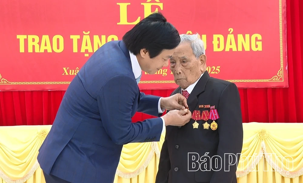 Trao Huy hiệu 80 năm tuổi Đảng cho đảng viên Đinh Trung Viên