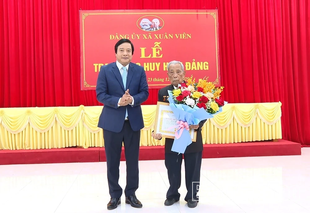 Trao Huy hiệu 80 năm tuổi Đảng cho đảng viên Đinh Trung Viên