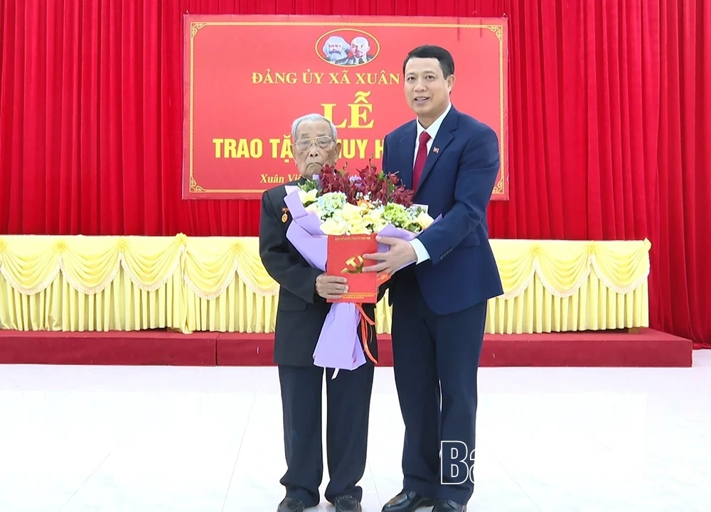 Trao Huy hiệu 80 năm tuổi Đảng cho đảng viên Đinh Trung Viên