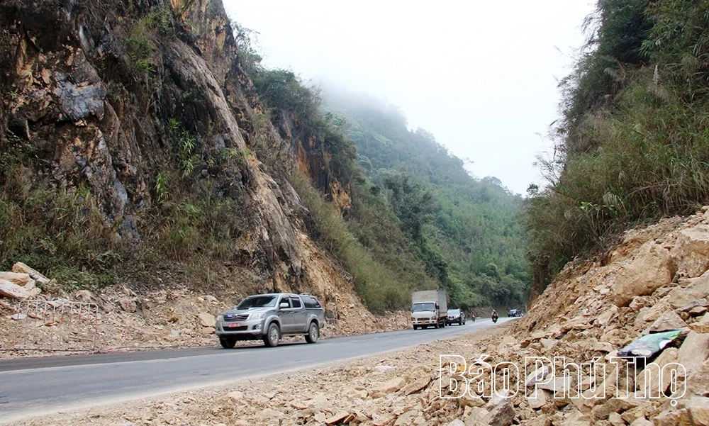 Khắc phục điểm sạt lở trên đèo Thung Khe, bảo đảm an toàn Quốc lộ 6