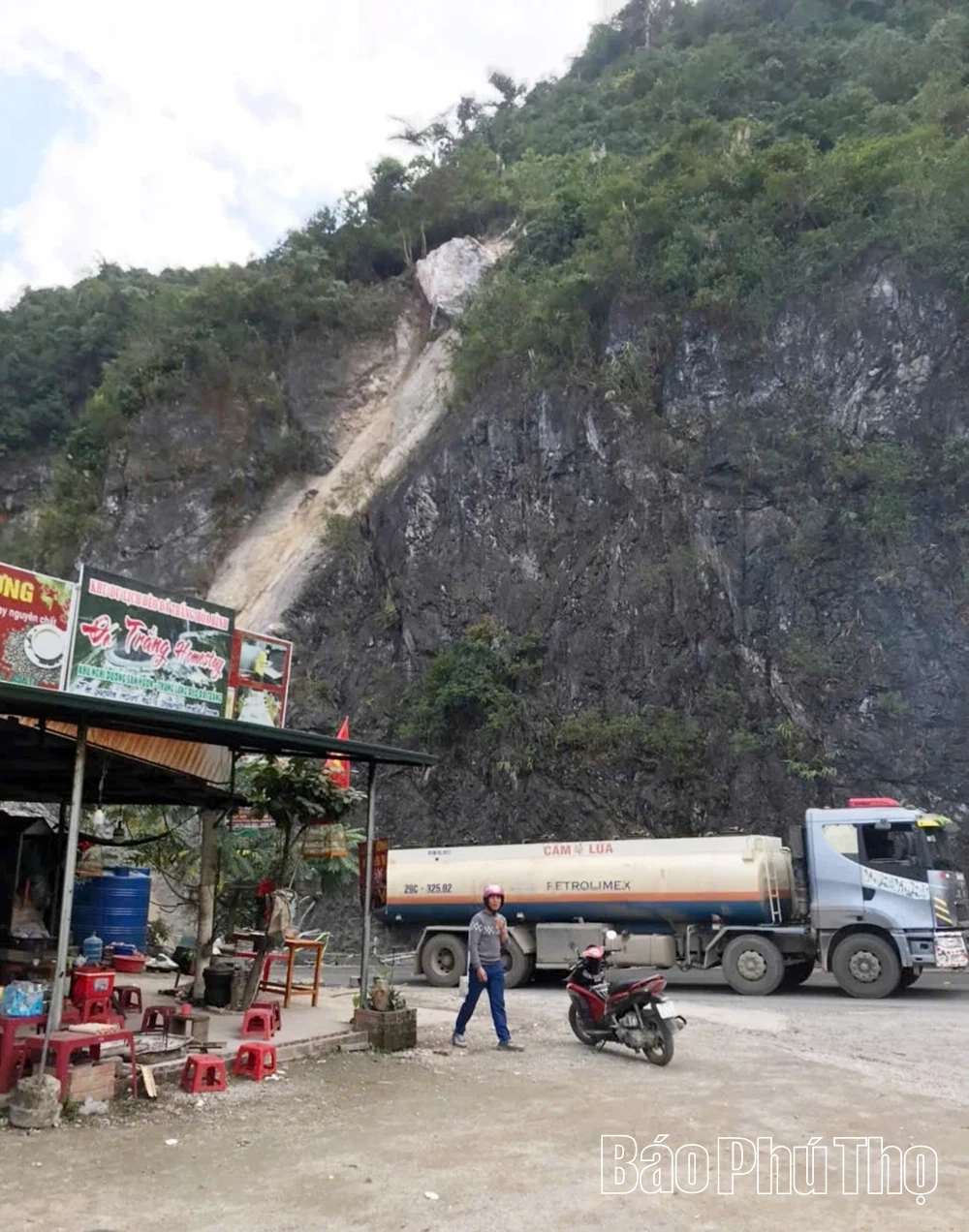 Khắc phục điểm sạt lở trên đèo Thung Khe, bảo đảm an toàn Quốc lộ 6