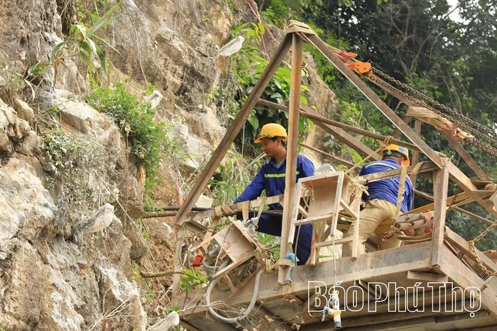 Khắc phục điểm sạt lở trên đèo Thung Khe, bảo đảm an toàn Quốc lộ 6