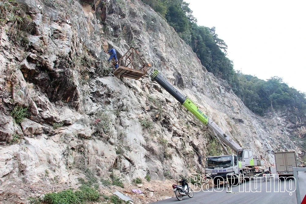 Khắc phục điểm sạt lở trên đèo Thung Khe, bảo đảm an toàn Quốc lộ 6