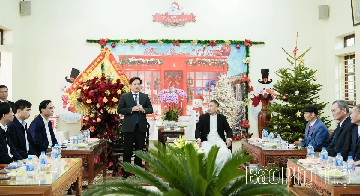 Chairman Tran Duy Dong delivered Christmas greetings to Thong Nhat Parish