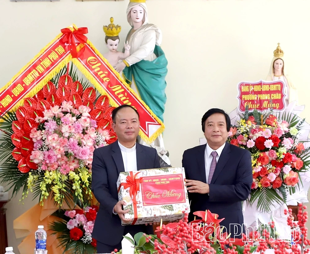 Phó Bí thư Tỉnh ủy Nguyễn Mạnh Sơn thăm, chúc mừng Lễ Giáng sinh tại Giáo xứ Trù Mật và Hà Thạch