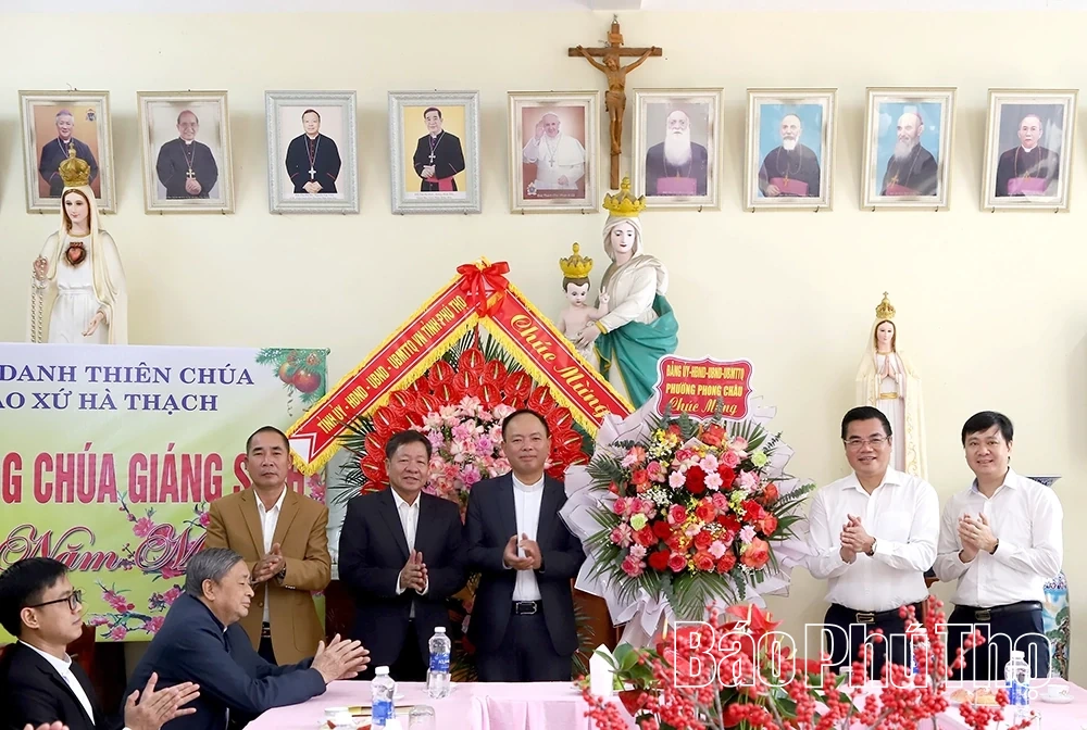 Phó Bí thư Tỉnh ủy Nguyễn Mạnh Sơn thăm, chúc mừng Lễ Giáng sinh tại Giáo xứ Trù Mật và Hà Thạch