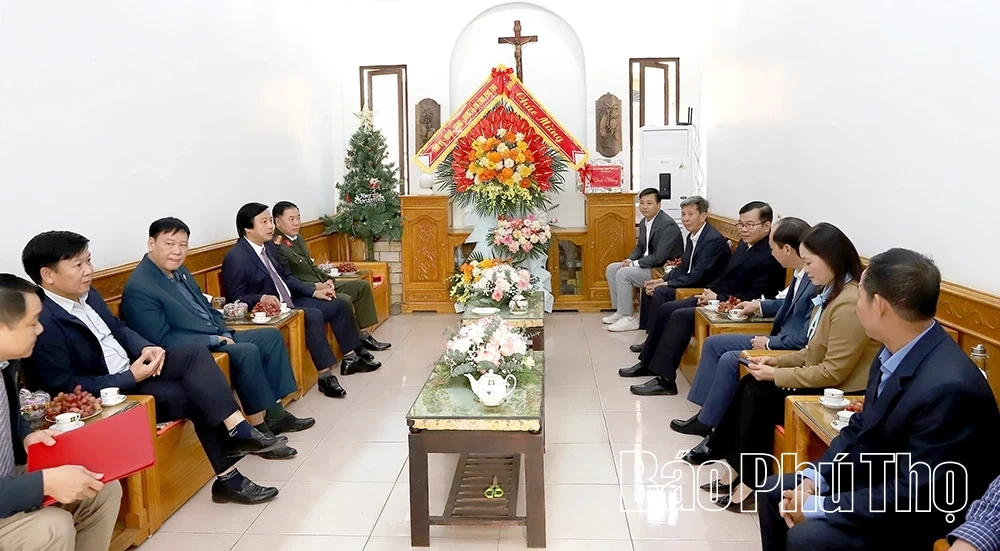 Phó Bí thư Tỉnh ủy Nguyễn Mạnh Sơn thăm, chúc mừng Lễ Giáng sinh tại Giáo xứ Trù Mật và Hà Thạch