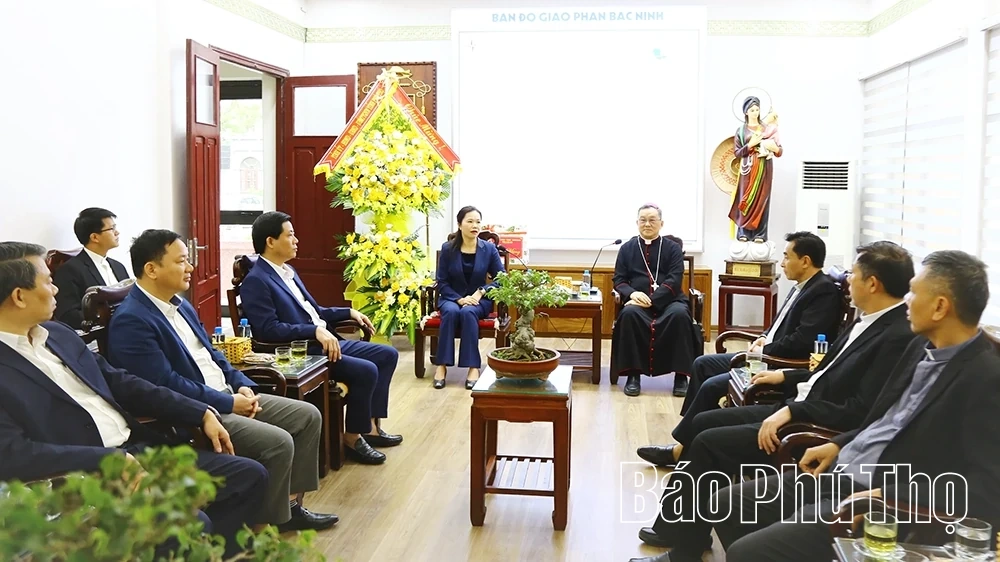 Chủ tịch Ủy ban MTTQ tỉnh Bùi Thị Minh thăm, chúc mừng Tòa Giám mục Giáo phận Bắc Ninh nhân dịp Giáng sinh