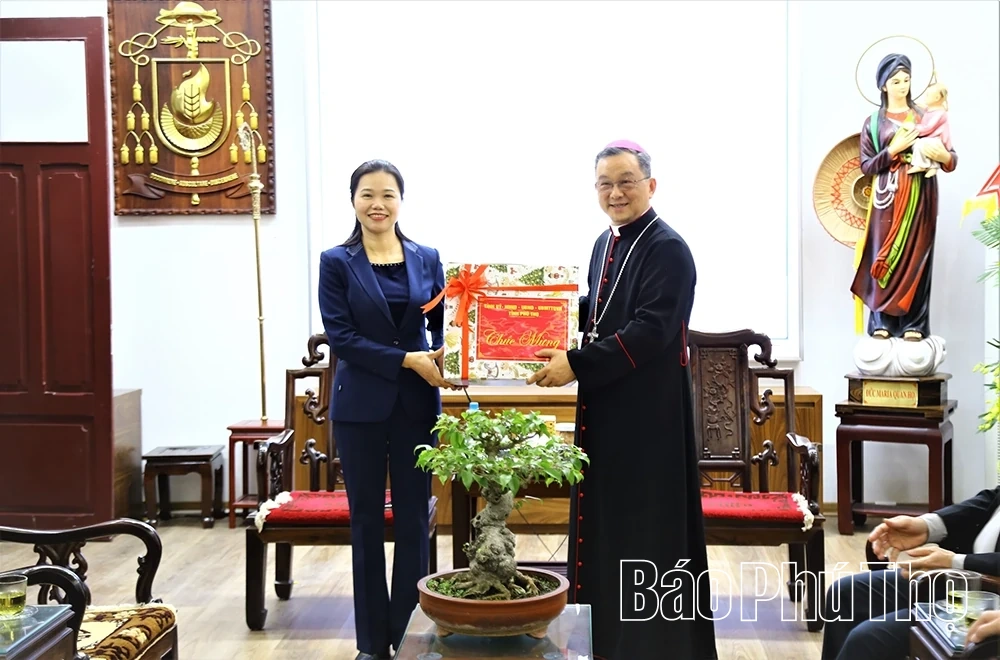Chủ tịch Ủy ban MTTQ tỉnh Bùi Thị Minh thăm, chúc mừng Tòa Giám mục Giáo phận Bắc Ninh nhân dịp Giáng sinh