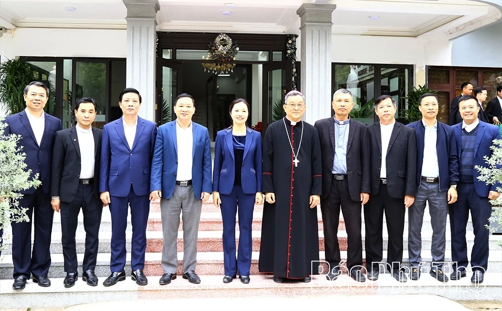Chủ tịch Ủy ban MTTQ tỉnh Bùi Thị Minh thăm, chúc mừng Tòa Giám mục Giáo phận Bắc Ninh nhân dịp Giáng sinh