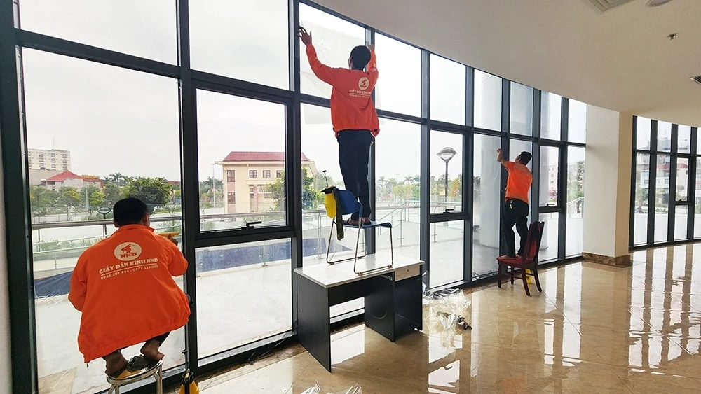 Quy trình dán phim cách nhiệt cho nhà kính​ tại NND