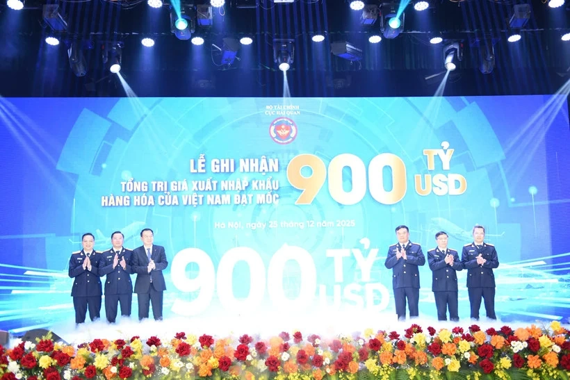 Kim ngạch xuất nhập khẩu của Việt Nam năm 2025 xác lập kỷ lục 900 tỷ USD