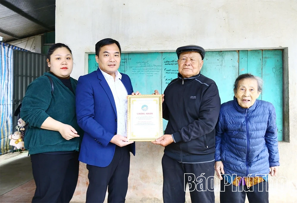 Bảo tàng Hùng Vương trao Giấy chứng nhận hiến tặng hiện vật