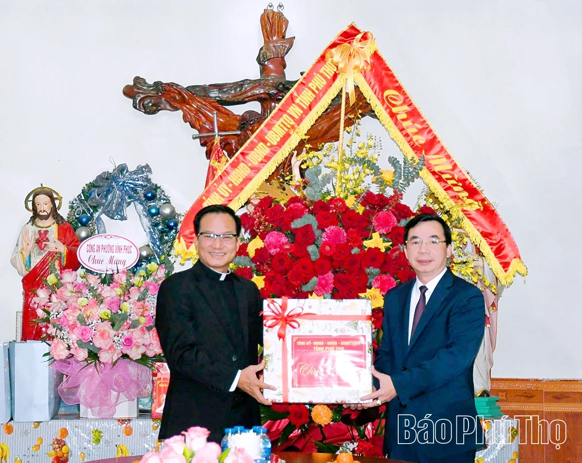 Phó Bí thư Tỉnh ủy Bùi Huy Vĩnh thăm, chúc mừng Giáo xứ Vĩnh Yên