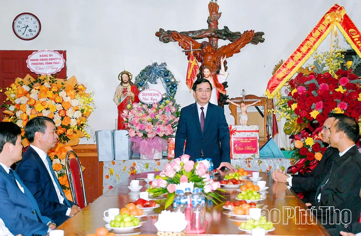 Phó Bí thư Tỉnh ủy Bùi Huy Vĩnh thăm, chúc mừng Giáo xứ Vĩnh Yên