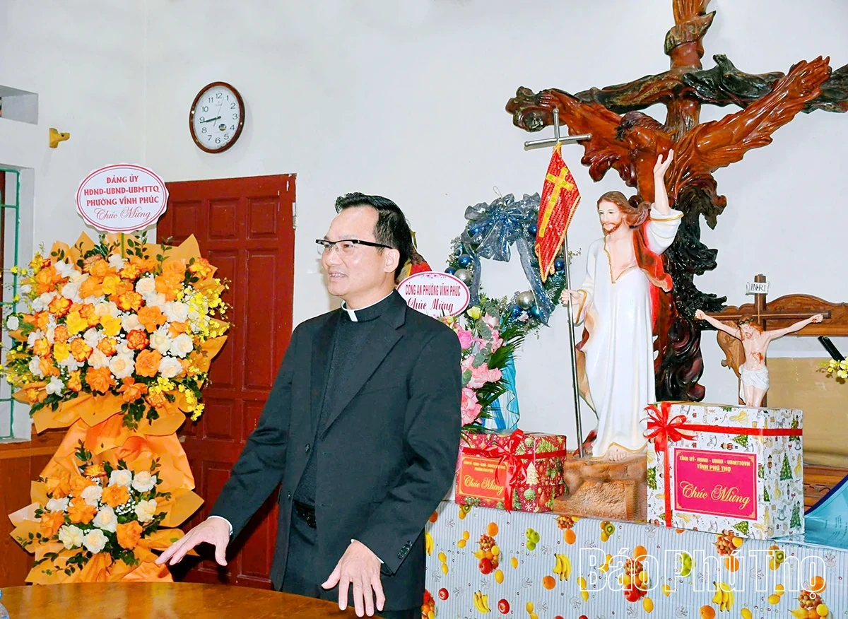 Phó Bí thư Tỉnh ủy Bùi Huy Vĩnh thăm, chúc mừng Giáo xứ Vĩnh Yên