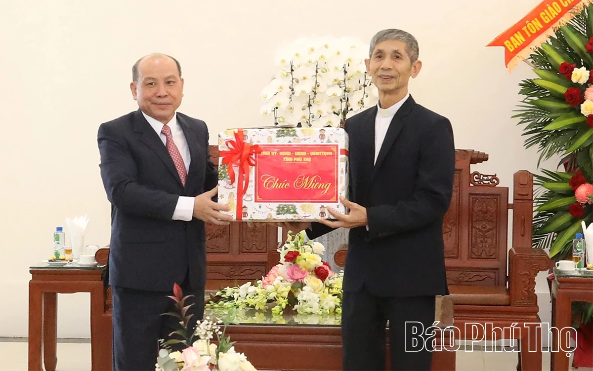 Chủ tịch HĐND tỉnh Bùi Đức Hinh chúc mừng Giáo phận Phát Diệm nhân dịp Lễ Giáng sinh