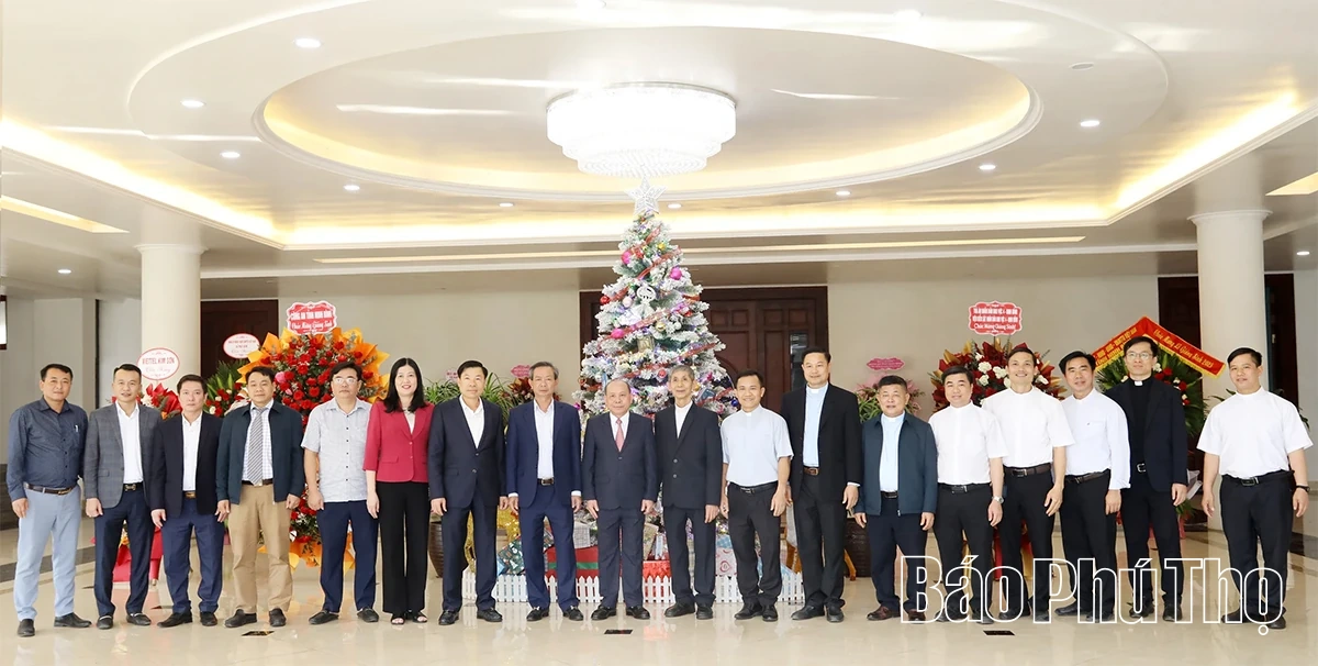 Chủ tịch HĐND tỉnh Bùi Đức Hinh chúc mừng Giáo phận Phát Diệm nhân dịp Lễ Giáng sinh