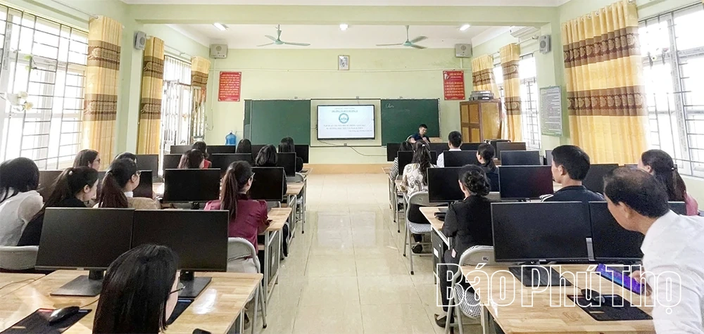 Xã Vĩnh Tường đưa tri thức số đến người dân