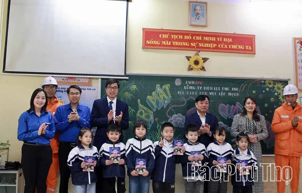 Tặng 100 đèn bàn cho học sinh Trường Tiểu học Liên Hòa