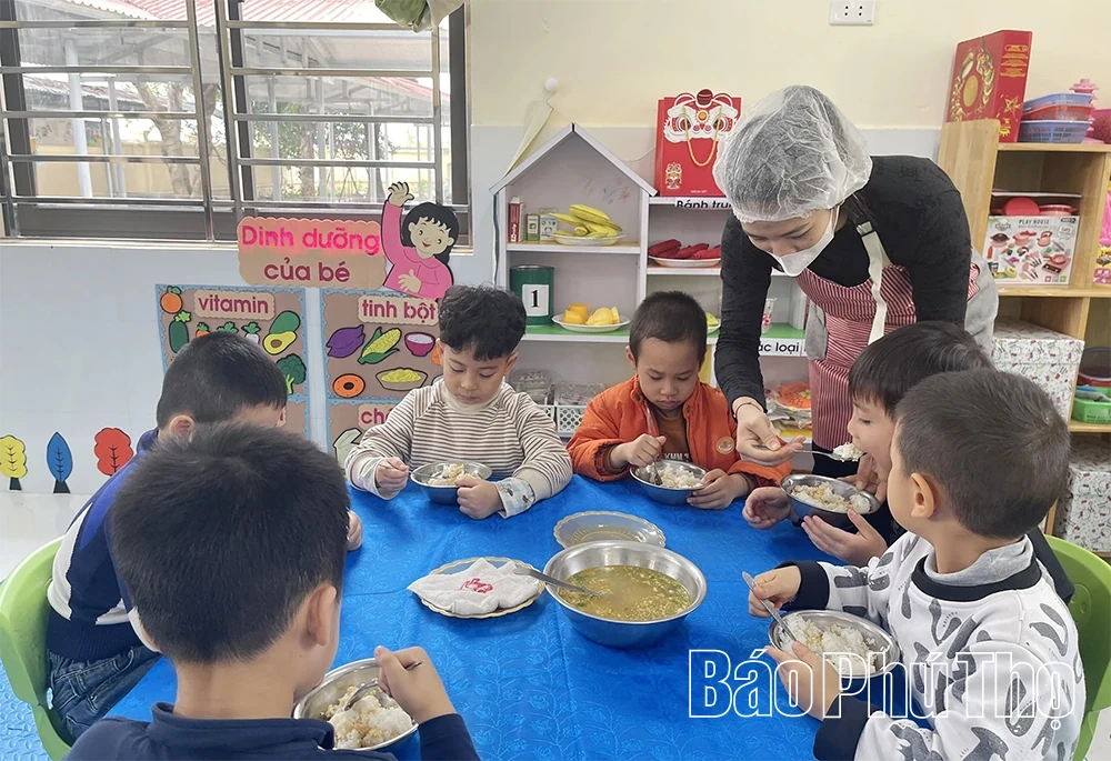 Đảm bảo vệ sinh an toàn thực phẩm trong bếp ăn bán trú cho học sinh Trường Mầm non Gia Khánh, xã Bình Xuyên