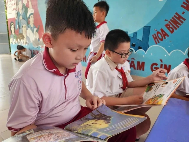 Hạn chế điện thoại trong trường học: Cơ hội khôi phục văn hóa đọc văn bản in